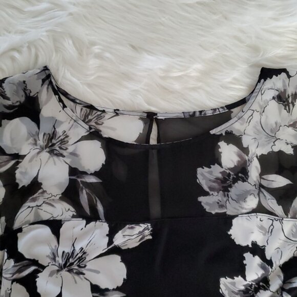 White House Black Market Sleeveless Ruched Black & White Floral Print Top Size L - Picture 3 of 6